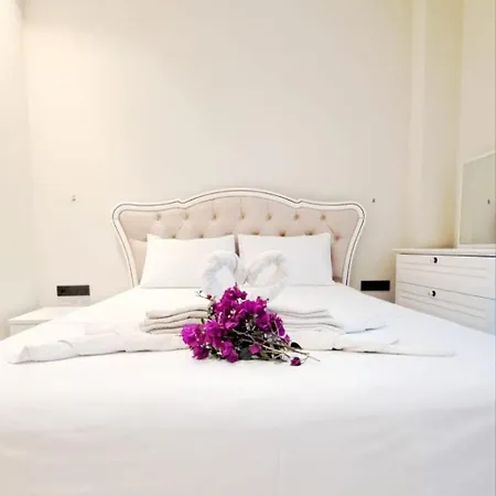 Oezel Havuzlu Tas Bodrum